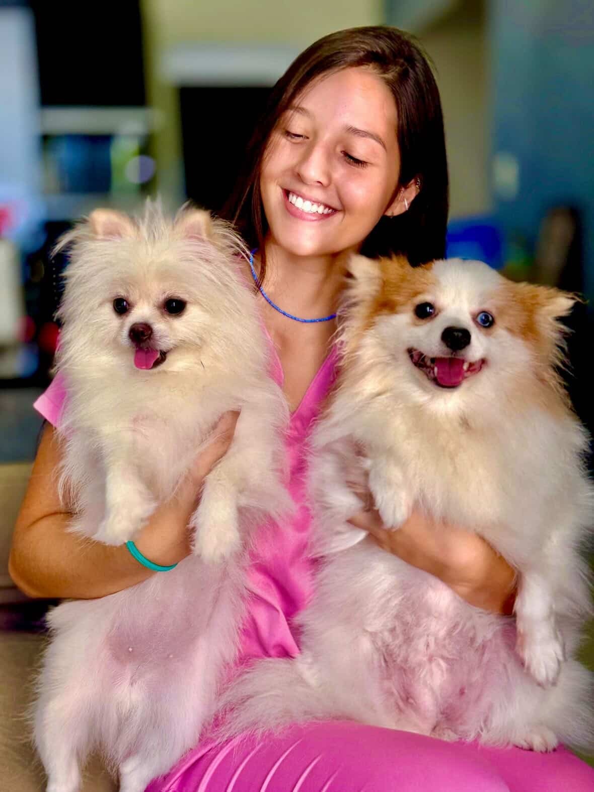 Samires com dois cães em atendimento domiciliar