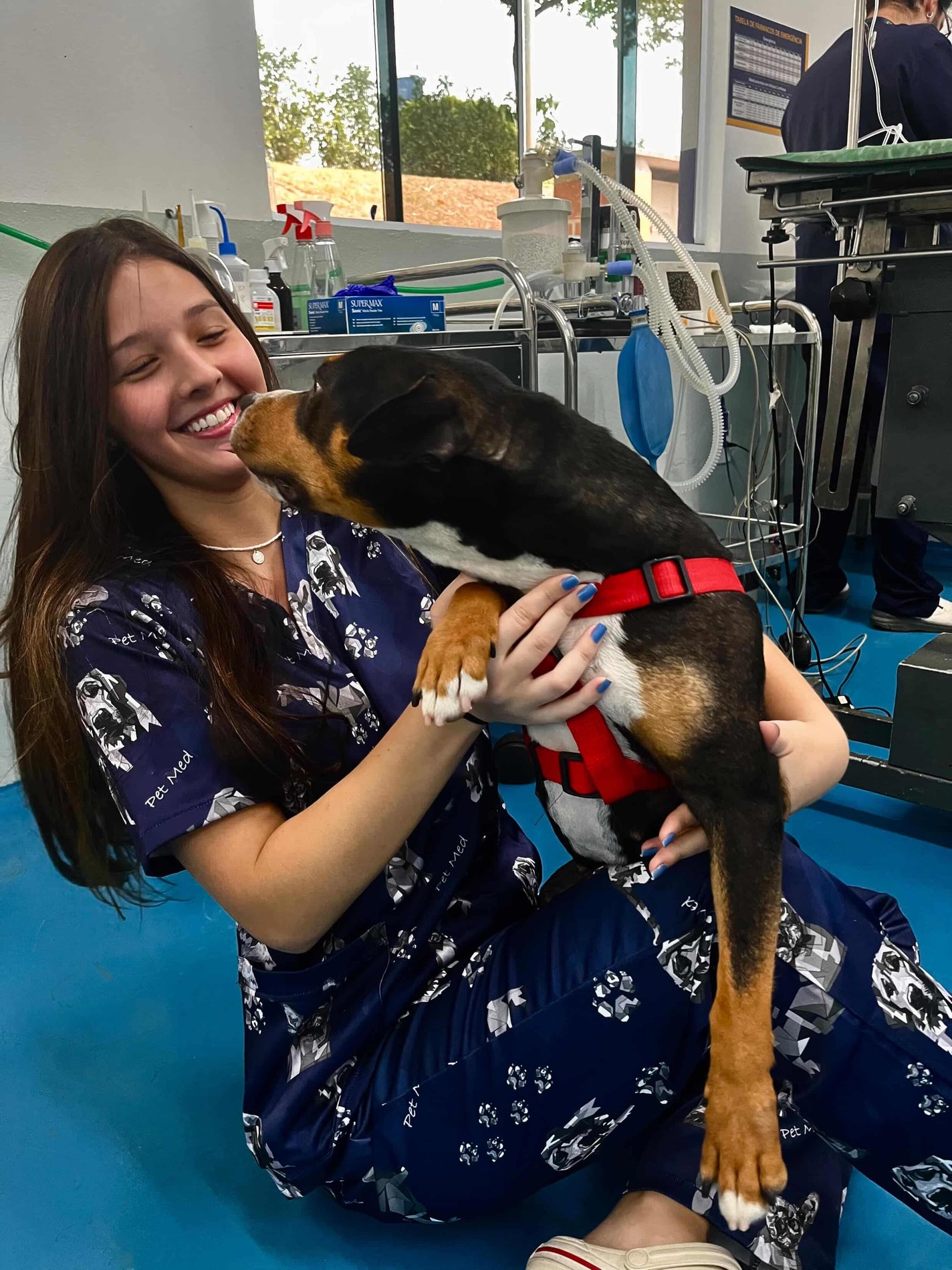 Samires acolhendo um pet durante o atendimento